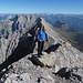 Astrid am Gipfel. Im Hintergrund Teufelsgrat und das Karwendel