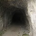 eine Felswand wird mittels Tunnel "unterwandert" 