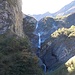 Rechts vom Wasserfall steigt der Hüttenweg hinauf