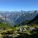 Auf Cort d'Mezz stehen zum Glück am Wochenende die Baumaschinen still: über dem Val Lavizzara die Berge zwischen Stella di Spluga und Campo Tencia