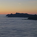 2. Tag: Aufstieg über den Càmedo ENE-Grat: Pizzo Cramalina und Monte Limidario ragen wie Mittelmeerinseln aus dem Hochnebelmeer. "Est procul in pelago saxum spumantia contra litora, quod tumidis summersum tunditur olim fluctibus, hiberni condunt ubi sidera Cauri; tranquillo silet immotaque attollitur unda campus et apricis statio gratissima mergis." (Aeneis, 5. Buch)