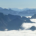 Fernpanorama vom grossen Madonino: Kulisse um Kulisse präsentieren sich die Bergketten von Vallemaggia, Val Verzasca, Riviera, Val Calanca, Mesolcina und Val Bregaglia