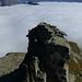 Tiefblick zum trapezoiden Turm im Rossa ENE-Grat. Darüber Pizzo Paràula, Pizzo di Brünesc, Pizzo Fiorasca und Campo Tencia