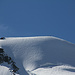 Der Gipfelgrat des [peak64 Allalinhorn]s im Zoom.<br />Rechts im Bild der Felsriegel, welcher die Schlüsselstelle der Hohlaubgrat-Route darstellt.