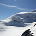 Die Hohlaubgrat-Route.<br />Mittig erkennt man ganz klein die Bergsteiger vom [http://www.hikr.org/gallery/photo1573196.html?post_id=86290#1 vorigen Bild].