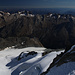 Blick vom Gipfelgrat über <i>Hohlaubgrat</i> und <i>-gletscher</i> zur [hut6339 Britanniahütte].