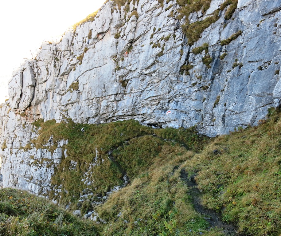 immer der Felswand entlang - Fotos [hikr.org]