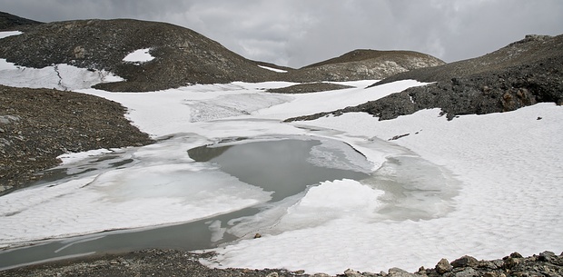Sardonapass mit kümmerlichen Gletscherresten und Gletschersee
