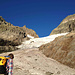 Der flache Einstiegsteil des Gletschers. In der Bildmitte erkennt an die steile Spaltenzone, welche wir nach einem Versuch zu durchqueren, rechts in den Gletscherschliffplatten umgangen haben