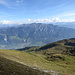 Blick auf die Alp Vaz und Trimms im Hintergrund. Die ganze Hochwangkette im Blickfeld