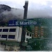 <br />So. Jetzt sind wir in "Mendrisio S. Martino". <br />Das ist die letzte Station vor Mendrisio. <br /><br />(Mendrisio hat seit kurzem 2 Bahnhöfe, müsst Ihr wissen.) <br /><br />Das Heidenhaus könnte man bereits von hier aus sehen,<br />wenn der Nebel nicht wäre.<br /><br />Wir steigen schnell aus dem Zug ➽➡︎➼➠➟➙➛⟿⤑<br /><br />