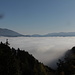 bevor wir in den Nebel hinabsteigen erhaschen wir einen herrlichen Blick über das Nebelmeer im Schwyzer Talkessel.