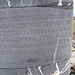 La scritta sulla pietra qui posta dal CAS Rhaetia nel 1914 che segna il punto di confine fra Lega Grigia, Lega Caddea e Lega delle Dieci Giurisdizioni.