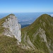 tiefer Einschnitt des Gemsmättli zwischen dem "Namenlosen" (rechts) und Widderfeld Gipfelkreuz