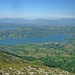 Tiefblick zum Lago di Campotosto; deutlich ist rechts der Bildmitte der namensgebende Ort zu erkennen.
