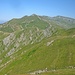 Der Höhenzug verläuft weiter nach Nordwesten zum Monte Gorzano; links im Bild der Sattel, an dem der Abstiegsweg ansetzt.