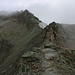 Die ersten hundert Höhenmeter oberhalb der Fuorcla Albana ist ein einfach begehbarer Bergweg. Die Gratfelsen werden in der Flanke umgangen.