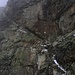 Im mittleren Gratteil führt der alpine Bergweg teilweise über Bänder quer durch Felswände.