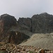 Blick von Muntératsch Suot auf 2640m hinauf zum Vorgipfel des Piz Güglia / Piz Julier. Links ist der auffällige Gratfelsen des Crasta d'Mez (3114m).