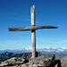 Rosso di Ribia, 2547m - hinter dem Gipfelkreuz das Monte-Rosa-Gebirge