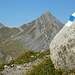 immer bestens mit blau-weiss markiert - im Hintergrund der kecke Hornspitz (2537m)
