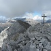 Eines der beiden Gipfelkreuze, dahinter der Mehlsack und dahinter Hochlichtspitze und Braunarlspitze; rechts die Mohnenfluh