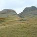 zwei aus unserer Auswahl der heutigen Bergspitzen: links der Loft Craig 680m; rechts der Harrison Stickle 736m