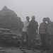 Nebel liegt, Gruppe für's Gipfelfoto auf dem Old Man bereit