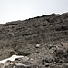Beginnend im rechten Bildteil, führen Steinmännchen durch Schutt und hervorragenden Fels vom Glärnischfirn hoch zu P. 2861 am Ruchen.