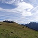 Der Vordere Felderkopf im Hintergrund ist klar definierbar, der normale Felderkopf  ganz links ist nicht markiert und liegt in den Latschen. Dafür zählt diese weite Wiese sicher zu einen der schönsten Plätze in den Ammergauer Alpen. 
