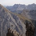 Blick beim Abstieg über Gumpenspitze und Lamsenspitze hinweg zu den Zillertalern
