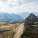 Ausblick vom Gipfel in Richtung Fulen und Rossstock. Ebenfalls zu erkennen ist der Einschnitt beim Linderner Planggeli.