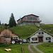 die Heinrich Hueter Hütte oberhalb der Alpe