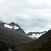 Die Finailköpfe links und dahinter die Grawand über dem Gletscherskigebiet im Schnalstal. Das man nur von Südtiroler Seite erreicht.