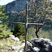 Am Tourentag: Gipfelkreuz des Schortenköpferls (1245m), dahinter die Gratabbrüche des Dümpfelgipfels