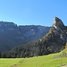 Der [http://www.hikr.org/gallery/photo1504797.html?post_id=83448#1 Stockzahn] und das Tor (beim Loch) am Oberalper Grat.