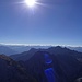 Beim Blick zum Südalpenkamm erkennt man deutlich die Wolkenfront die auf der anderen Seite der Alpen hängt und bei uns für schönes Wetter sorgt
