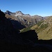 Lange Zeit gehts im Schatten auf dieser nordseitigen Tour. Blick gen Kaiserstal, drüber Stanskogel und Vallesinspitze, zwei eindrucksvolle Ziele, besonders die Überschreitung - siehe neuestes Video bei Gipfelstuermer.de
.