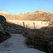 Staumauer des Lago di Lucendro; auf der rechten Seite geht's der Strasse entlang hinauf