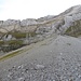 Der alte Löchlibetterweg mündet in die Verbindung zwischen Rotsteinpass und Meglisalp. Im Geröll ist die schwache Wegspur, die von links oben nach rechts unten führt, auszumachen. Am unteren Ende, auf diesem Bild nicht sichtbar, befindet sich eine alte, rostige Tafel, die besagt, dass dieser Weg gesperrt sei.