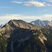 Kreuzspitze mit Normalweg und im Hintergrund die Zugspitze