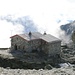 in felsigem Gelände, exponiert und gut gelegen: die Tracuit-Hütte (3256m)