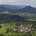 Burg Hohenzollern mit Plettenbergturm im Hintergrund vom Dreifürstenstein gesehen