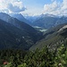 Blick zurück ins Lechtal, der Startort Stanzach versteckt sich etwas rechts des grünen Talbodens. Die Länge des Zustieges durch das Namloser Tal wird deutlich.