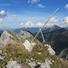 Das kleine Gipfelkreuz auf der Neualpspitze mit Blick zu Nordgipfel und Keil