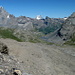 Beim Abstieg entlang Westflanke Lämmerenhorn. Aussichtspunkt 2575 (leider ohne Beiz mit Sonnenterrasse!). Links die Lämmerenhütte, im Hintergrund halbrechts Bergstation Gemmipass.