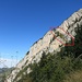 Von Unterwand erkennt man die felsdurchsetzte Grasrampe, welche auf den Grat hochführt.
