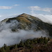 Golemi kamen - Ausblick am Gipfel. Über den Vorgipfel Ostra čuka (1.967 m, links) geht der Blick zum dritthöchsten Berg Serbiens: Dupljak/Oba (2.032 m).