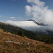 Im Abstieg vom Golemi kamen - Ausblick zum nach wie vor beeindruckenden Wolkentreiben zwischen Dupljak und Midžor.