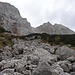 Ab vom Steig über einen Graben unterhalb der N-Wände der Östl.Karwendelspitze.